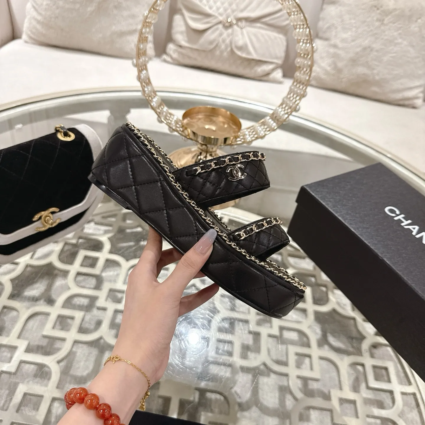 💕💕Factory direct selling price p600💕💕 𝐂𝐇𝐀𝐍𝐄𝐋 | Xiaoxiang 25𝐬𝐬 🦋2025 Spring and Summer New Products Counter Classic Xiaoxiang Double C Diamond Chain Slippers Series New〰 🍬 A must-have in the BS fashion circle The matching will interpret the meticulous, minimalist and classic elements that will never fade away. 💋 Showing a unique dressing style that is too beautiful to say. A must-have for summer... Upper: original high-customized lambskin. Lining: imported mixed sheepskin lining. Outsole: original molded non-slip outsole. Shoe size: 35-39 (34.40.41.42 customization is not returnable).